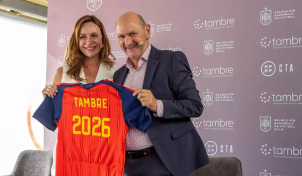 La CEO de Tambre, Inge Kormelink, y el presidente de la RFEF, Rafael Louzán, en la presentación del acuerdo.